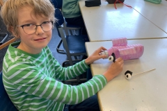Kunstprojekte 5b: Objekte aus Plastikflaschen & Gruppenarbeit Masken aus Pappe